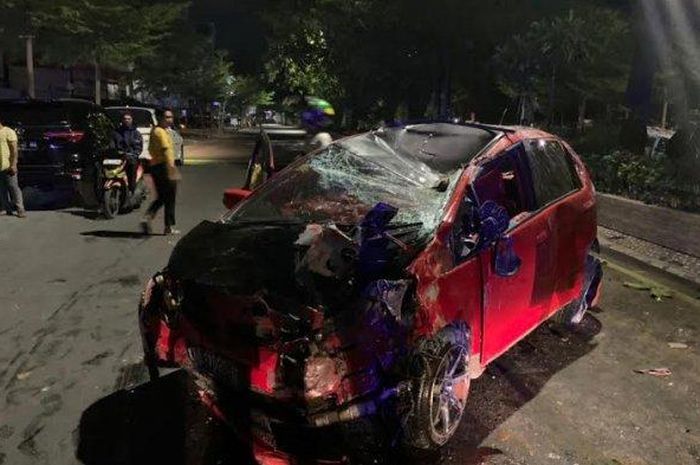 Honda Jazz sewaan hancur dibawa tiga cewek dan satu cowok di Penyayoman, Makassar