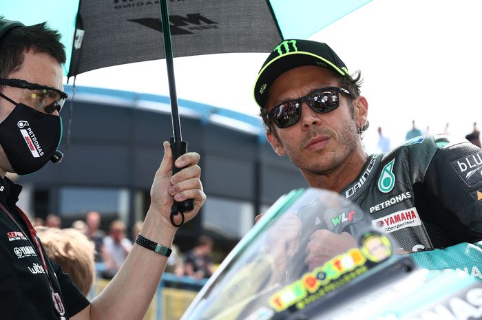 Valentino Rossi resmi nyatakan pensiun dari MotoGP dan tahun depan akan fokus pada karier dan perjalanan barunya. 