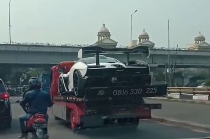 McLaren Senna diangkut truk towin di Indonesia.