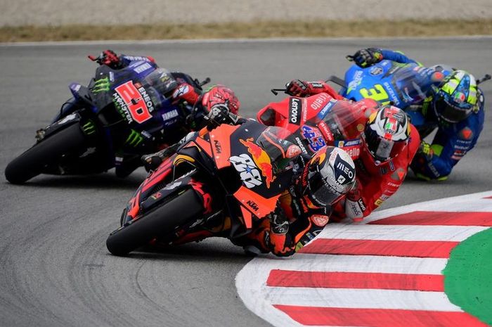 Foto Pebalap KTM Miguel Oliveira (tengah) memimpin saat balapan MotoGP Catalunya 2021 di Sirkuit de Catalunya pada 6 Juni 2021  (AFP/LLUIS GENE)