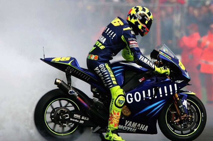 Valentino Rossi selebrasi menggunakan Yamaha YZR-M1.