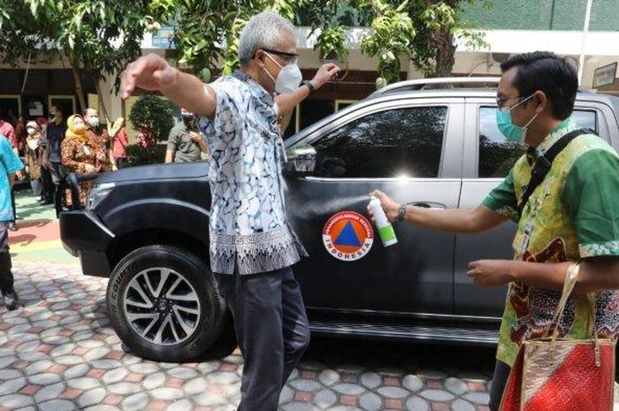 Gubernur Jawa Tengah, Ganjar Pranowo saat kunjungan dinas memakai Nissan Navara di kota Solo