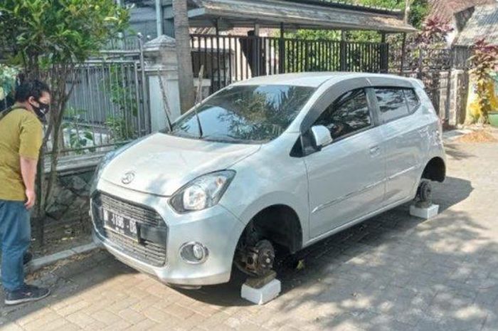 Empat roda Daihatsu Ayla jadi sasaran maling di Jl Hamid Rusdi, Bunulrejo, Blimbing, kota Malang, Jawa Timur