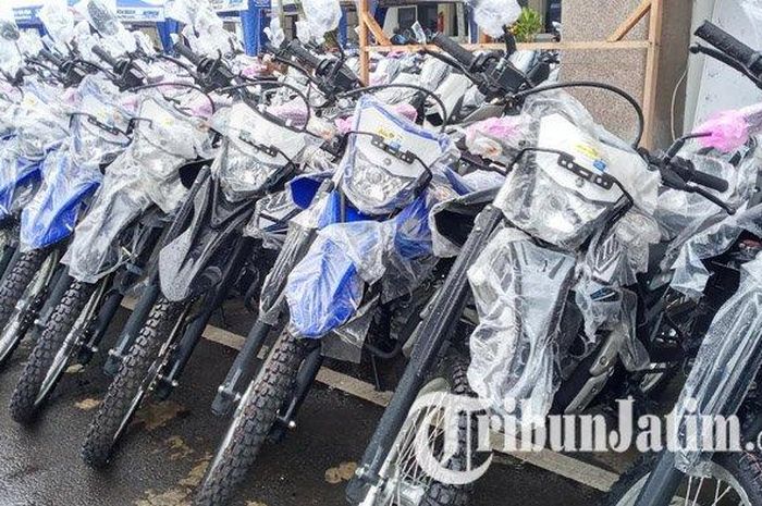 Ratusan sepeda motor trail yang akan dibagikan kepada kepala desa terparkir di Kantor Bupati Malang, Pendopo Peringgitan Agung, Minggu (27/12/2020). 