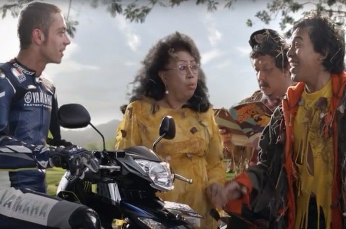 Valentino Rossi, Komeng, Ida Kusumah, dan Dedi Petet dalam iklan Jupiter MX 