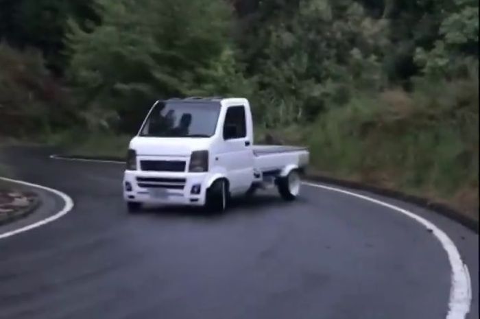Saingannya Takumi Fujiwara nih, Suzuki Carry dipakai buat drifting di jalanan gunung Jepang.