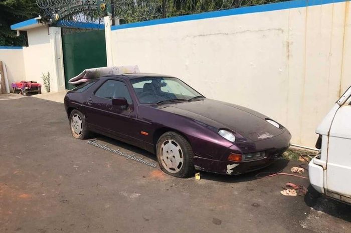 Porsche 928 yang digunakan sebagai tatakan jemur kasur.