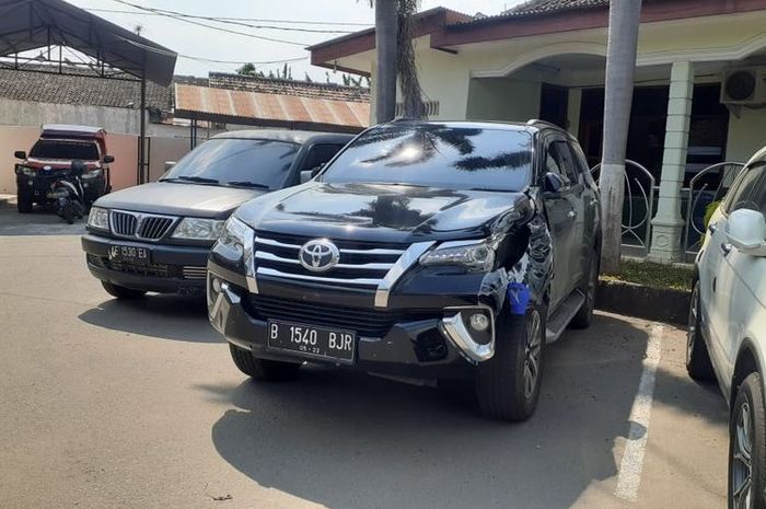 BARANG BUKTI&mdash;Inilah mobil yang digunakan untuk menyekap dan menyandera HH, seorang pedagang asal Jakarta diamankan di Mapolres Madiun.(KOMPAS.COM/MUHLIS AL ALAWI)