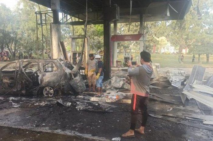 Kondisi bangkai Toyota Avanza Veloz yang hangus terbakar usai meledak di dalam pom bensin Bungoro, Pangkep, Sulawesi Selatan