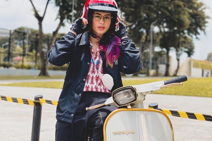 Sintya Marisca berpose cantik bersama Vespa PTS 100 Special miliknya.
