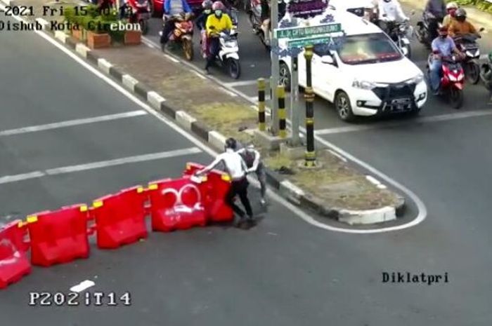 Viral dua manusia silver bobol water barrier di Cirebon, Jawa Barat