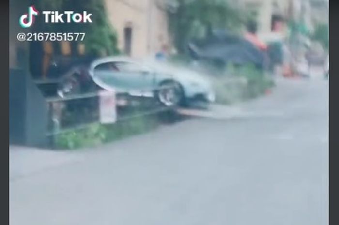 Cuplikan video Bugatti CHiron sedang dimandikan di pinggir jalan.