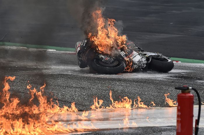 Lorenzo Savadori absen MotoGP Austria setelah terlibat tabrakan dan motornya terbakar di MotoGP Styria 2021