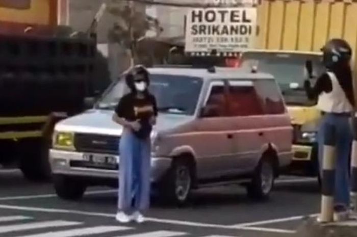 Viral dua ABG berjoget TikTok di lampu merah Gondang, Klaten hampir tersambar Honda BeAT