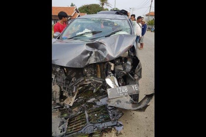 Toyota Avanza hancur usai terbalik di kampung Cibuntu, desa Cisalak, Cidau, Cianjur, Jawa Barat