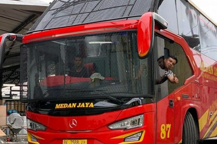 Salah satu Bus Lintas Sumatera, Medan Jaya memakai tameng teralis di kaca depan