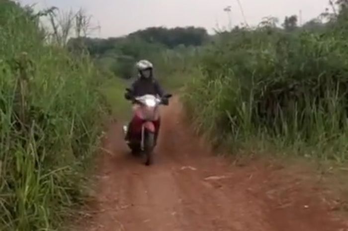 Honda Supra X dipakai buat libas jalur tanah.