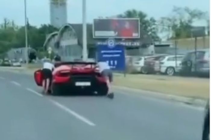 Waduh, Lamborghini Huracan Performante Spyder lagi didorong di pinggir jalan.