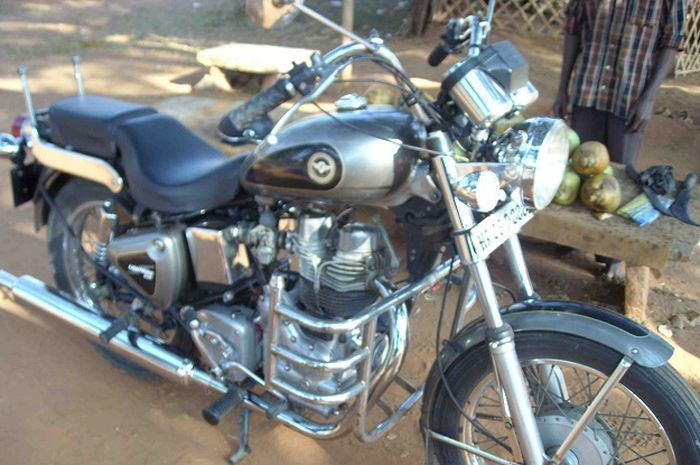 Hampir-Davidson berdesain klasik, namanya Royal Enfield Lightning 535.