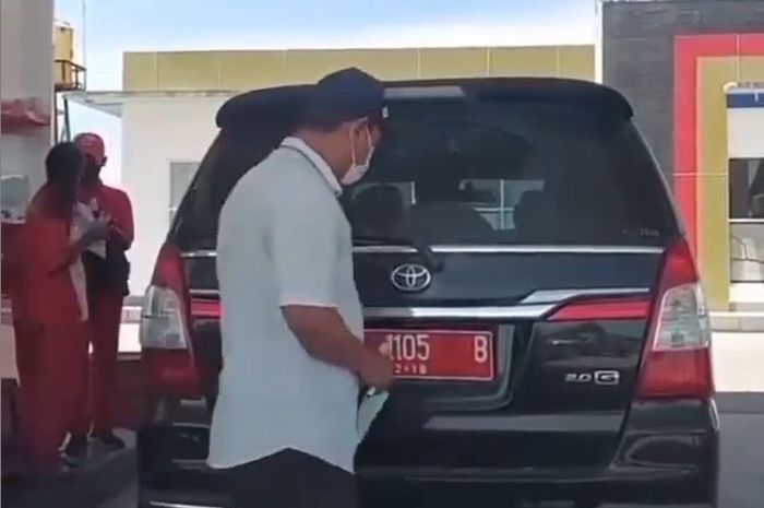 Oknum pengguna Toyota Kijang Innova mengganti pelat nomor dari hitam ke merah saat beli bensin di SPBU