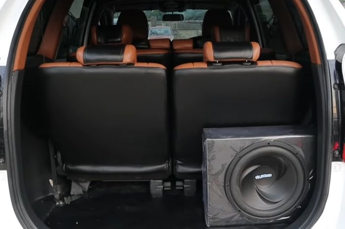 Modifikasi kabin Transmover dengan paket RTG 3 di Dirgantara Auto Project sudah full retrim dan dapat tambahan subwoofer