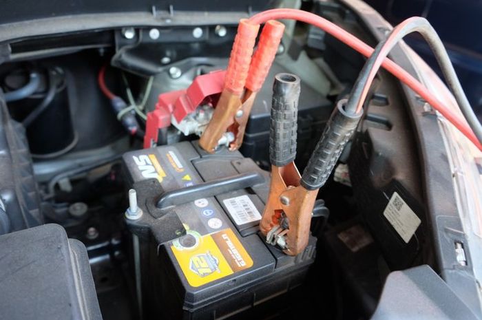 ILUSTRASI. Aki Mobil yang Drop Sehingga Harus Jumper Aki