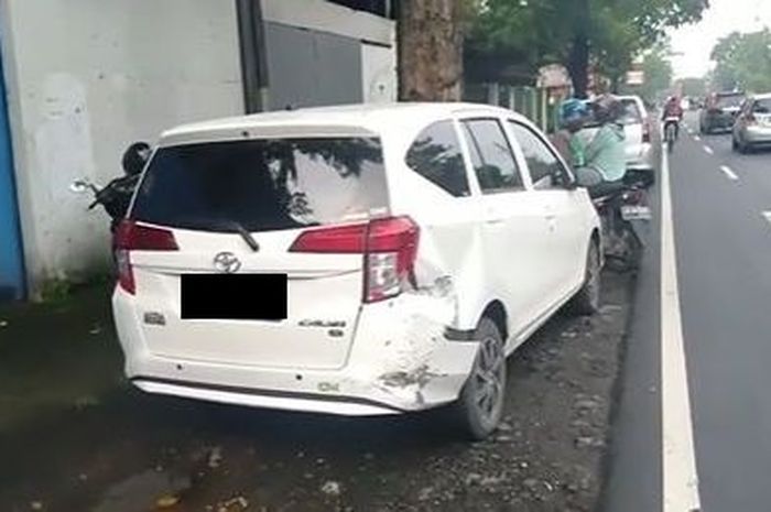 Ilustrasi Toyota Calya mengalami kerusakan ringan di bumper belakang akibat kecelakaan beruntun
