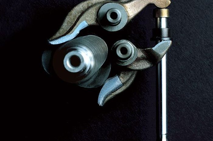 Sistem klep Desmodromic di mayoritas mesin Ducati