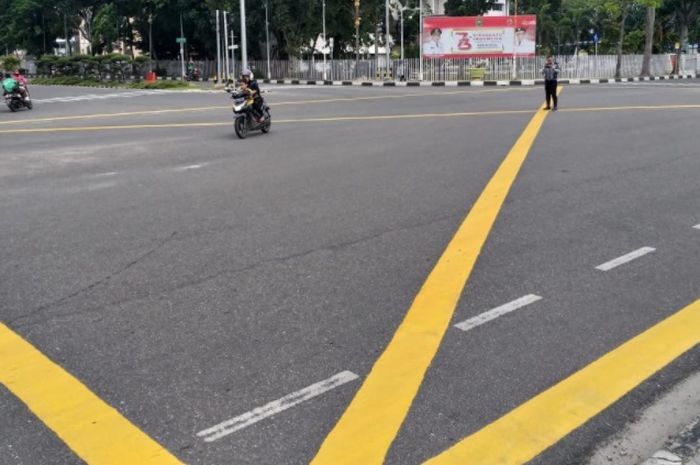 Fungsi kotak kuning di perempatan jalan pada situasi tertentu ternyata lebih penting dari traffic light