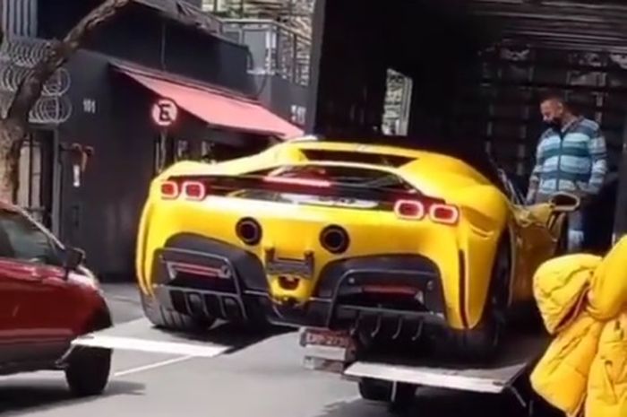 Ferrari SF90 Stradale sedang diturunkan dari truk towing.