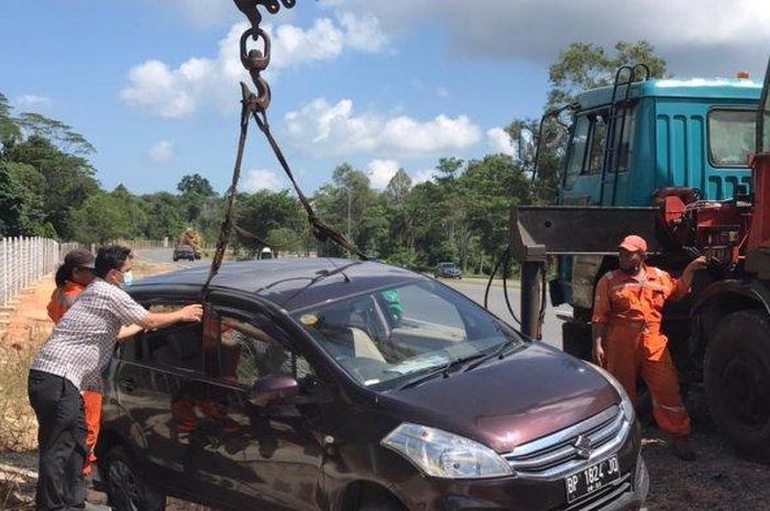 Suzuki Ertiga masuk parit usai pengemudi kaget ada biawak lewat