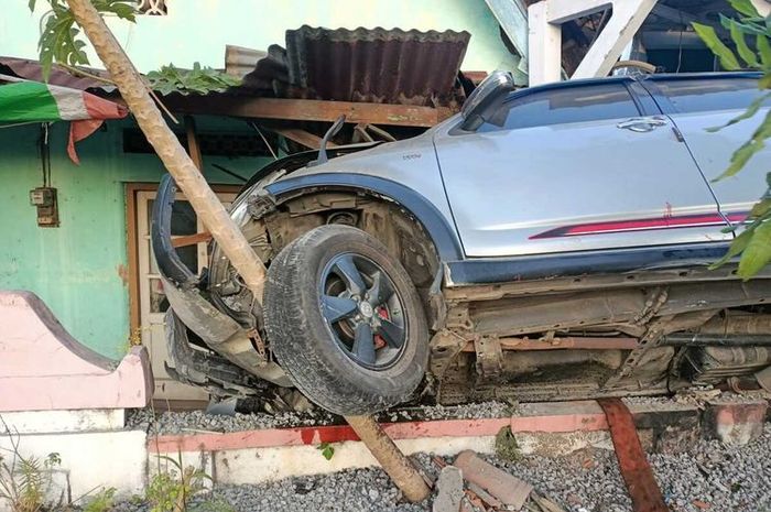 Toyota Rush nyaris lompati tembok rumah warga dan masuk ke teras