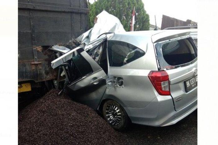 Kondisi Daihatsu Sigra yang rusak parah usai tubruk truk dari belakang