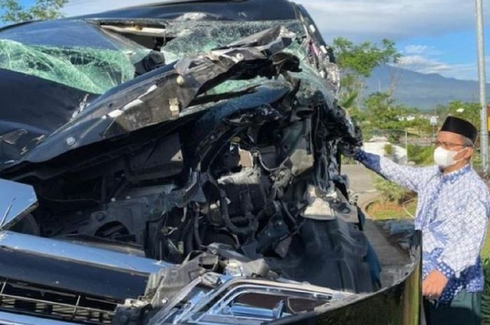 Toyota Vellfire milik KH Miftachul Akhyar terlibat kecelakaan di tol Semarang 