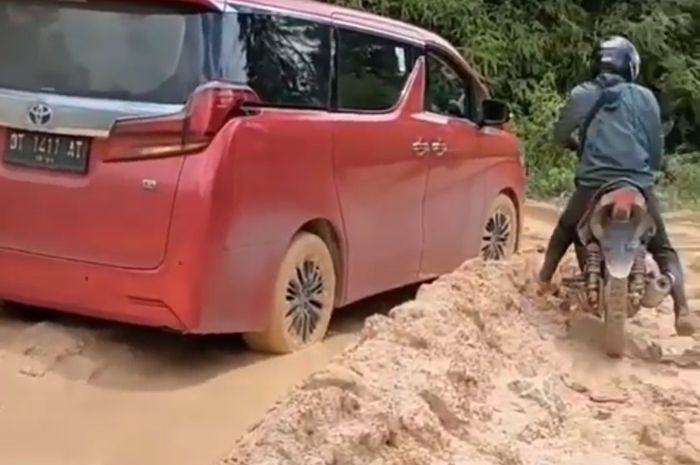 Toyota Alphard off road melewati jalan berlumpur