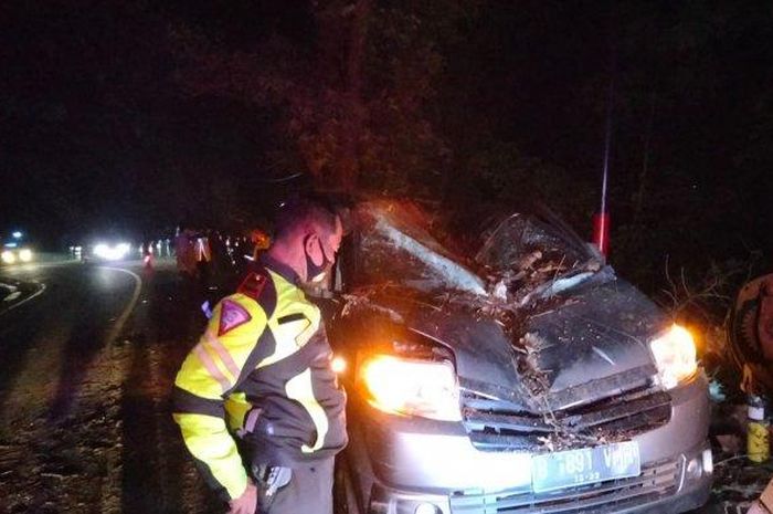 Suzuki APV ringsek usai tertimpa pohon saat sedang hujan deras