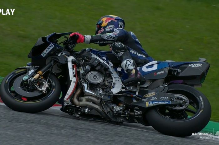 Fairing kiri Enea Bastianini lepas pada balapan MotoGP Austria 2021