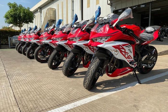Kawasaki Ninja ZX-25R 2022 Merah Putih. Produksi aman karena sudah ada stok.