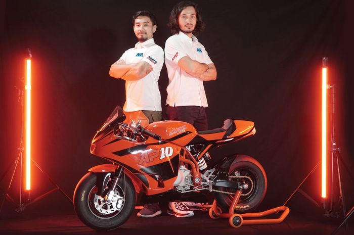Alrasyid Indo Racing, hasil kolaborasi dari Rachmat Alrasyid (kanan) dan Harland Fadillah dalam mengembangkan bibit pembalap muda. 