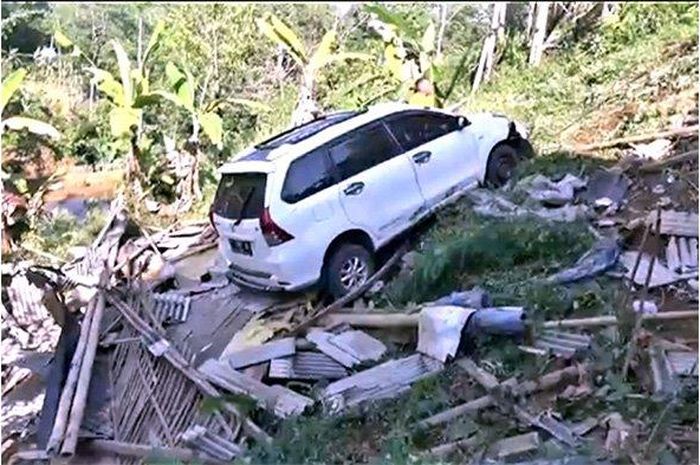 Toyota Avanza tebas warung hingga loncat ke jurang di Jl Wanayasa, kabupaten Purwakrta, Jawa Barat