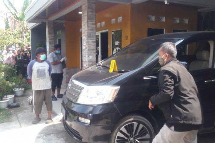 Toyota Alphard yang menjadi lokasi ditemukannya jasad istri dan anak kontraktor asal Subang, Yosep