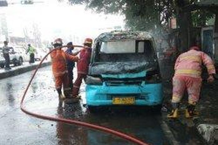 Angkot M19 terbakar di Stasiun Kranji, Bekasi Barat akibat tangki bensin bocor