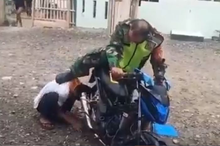 Viral video oknum anggota TNI memaksa seorang pria menempelkan telinga ke knalpot bising
