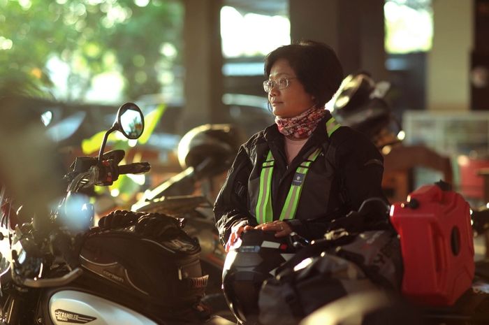 Efi Juwita, lady bikers yang melakukan perjalanan keliling Indonesia menggunakan Ducati Scrambler Icon 800