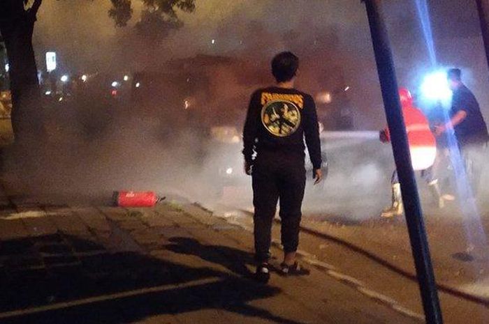 Suzuki APV meledak dan terbakar ketika ditumpangi satu keluarga di Jebres, kota Solo, Jawa Tengah