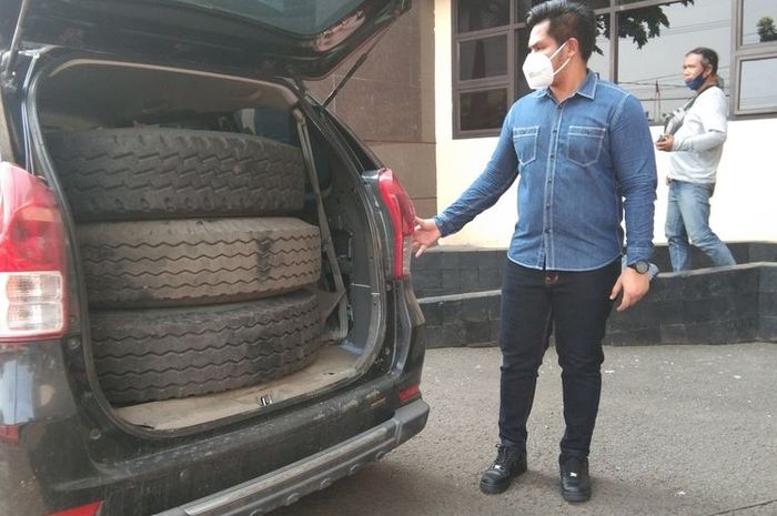 Barang bukti ban serep truk malingan di dalam kabin Toyota Avanza yang kerap beroperasi di Karawang, Bekasi dan Tangerang