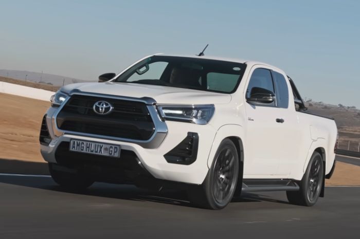 Toyota Hilux berjantung AMG V8 lari gesit di sirkuit dengan setup lebih merunduk