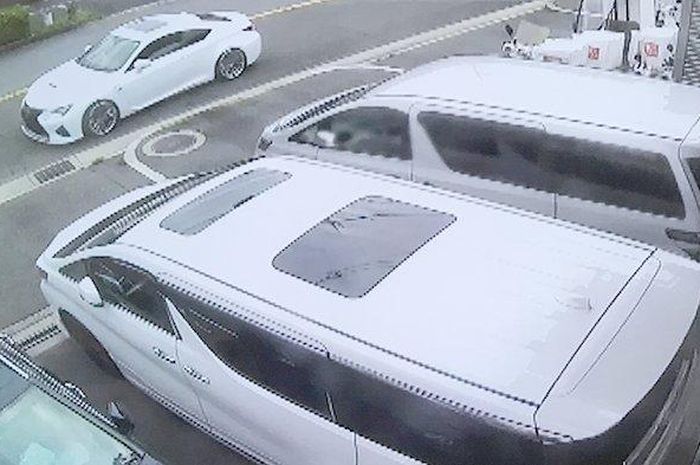 Pencuri mobil naik mobil Lexus putih mengintai mobil yang akan dicuri. Mobil Toyota Alphard (kiri) warna putih dalam 3 menit hilang dicuri. 