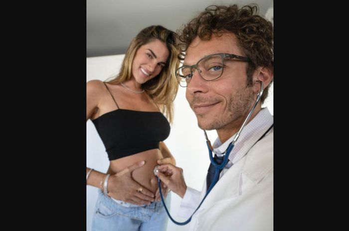 Valentino Rossi dan Fracesca Sofia Novello akan segera punya anak. Ia mengumumkan kehamilan kekasihnya itu di media sosial. 