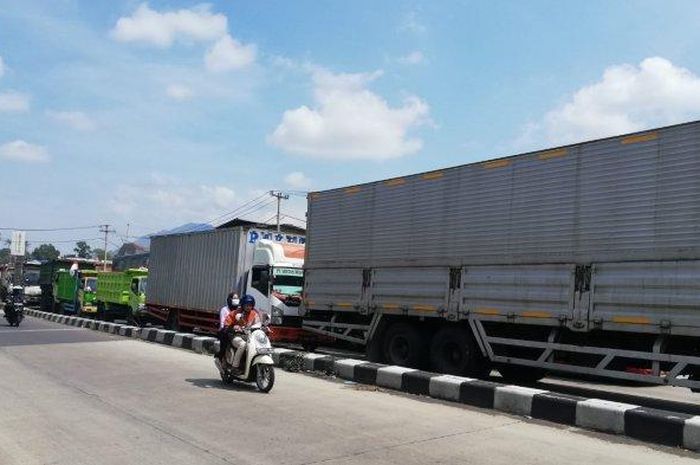 Kemacetan parah terpantau terjadi di Jalan Nasional Bandung-Sumedang, Jumat (20/08/2021).
